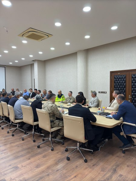 KAYMAKAM ÜMİT ALTAY BAŞKANLIĞINDA MUHTARLAR TOPLANTISI GERÇEKLEŞTİRİLDİ  